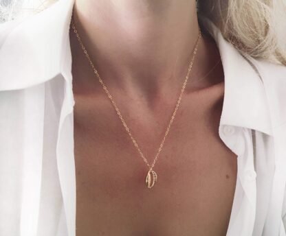 Collier tendance 2024 - coquillage or