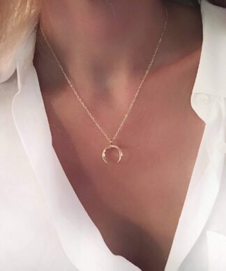 Affirmez votre individualité avec notre collier corne lune tendance, un bijou qui reflete votre personnalite unique