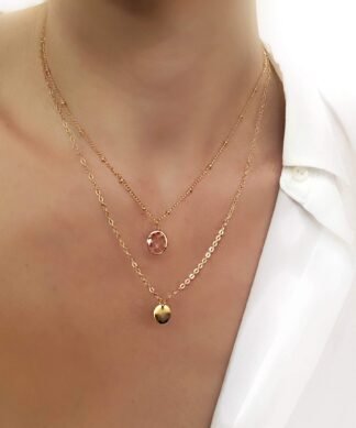 Collier tendance 2024 - medaille et pierre rose