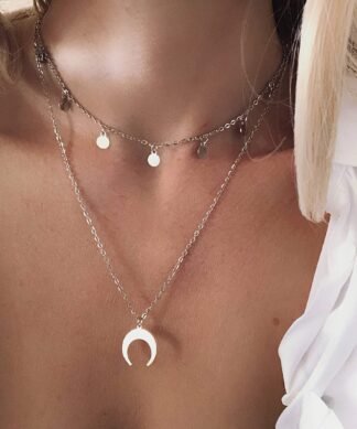 Brillez sous la lueur de la lune avec notre collier corne lune tendance, un accessoire qui capture l'eclat de la nuit.