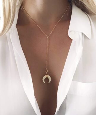 Révélez votre côté bohème avec notre collier corne lune tendance, un accessoire qui évoque l'esprit libre et aventurier