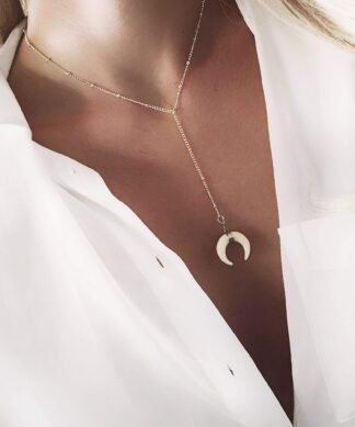 Faites sensation avec notre collier corne lune tendance, un bijou qui attire tous les regards avec son design audacieux.