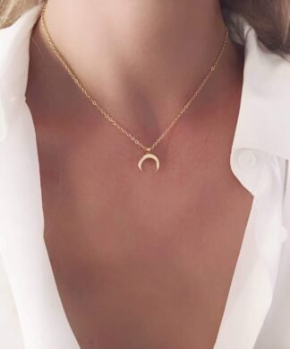 Ajoutez une touche de mystère à votre style avec notre collier corne lune tendance, un accessoire qui inspire l'imagination.