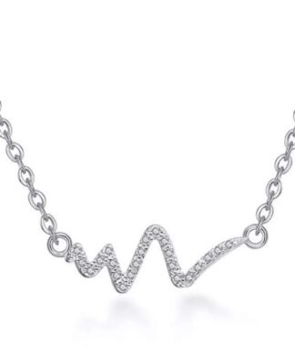 Créez un look sophistiqué avec ce collier en argent fantaisie, un accessoire polyvalent qui s'adaptera à toutes les occasions