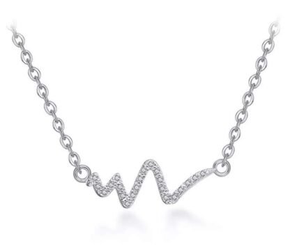 Créez un look sophistiqué avec ce collier en argent fantaisie, un accessoire polyvalent qui s'adaptera à toutes les occasions