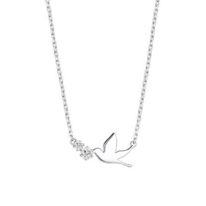 Adoptez un look sophistiqué avec ce collier hirondelle en argent, une pièce chic et moderne qui ajoutera une touche de glamour à votre tenue