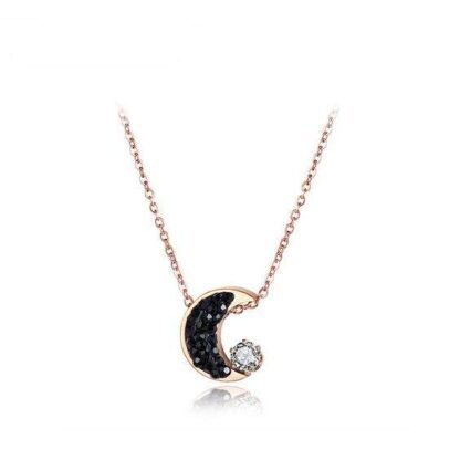 Affichez votre passion pour l'univers avec notre collier lune, un bijou qui celebre la grandeur cosmique de la lune