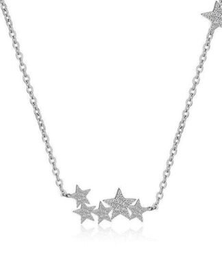 Adoptez un style résolument moderne avec ce collier en argent fantaisie, un accessoire tendance qui rehaussera toutes vos tenues