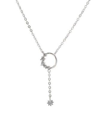 Exprimez votre amour pour les bijoux avec ce collier strass en argent, une création élégante et intemporelle qui fera sensation à chaque occasion