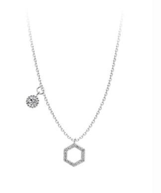 Transformez votre tenue avec notre collier geometrique en argent pour femme, un bijou qui apporte une touche d'élégance à votre look.