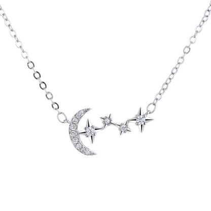 Exprimez votre cote romantique avec notre collier lune, un accessoire qui celebre l'amour sous le clair de lune