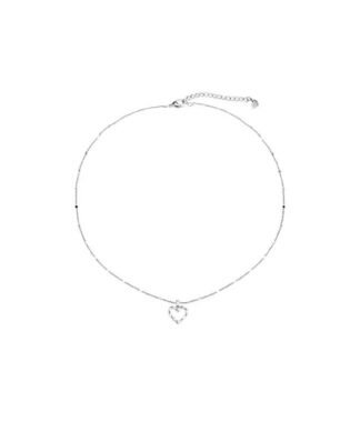 Optez pour la simplicité chic avec notre collier coeur  en argent pour femme, un accessoire qui ajoute une touche de glamour à votre look.