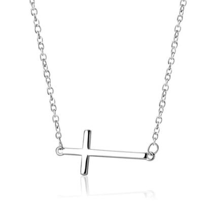 Exprimez votre amour pour l'argent sterling avec nos colliers croix en argent 925, des pièces uniques qui captivent par leur beauté naturelle.