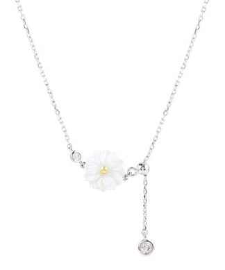 Exprimez votre goût pour les accessoires sophistiqués avec notre collier daisy en argent pour femme, un bijou qui marque les esprits.