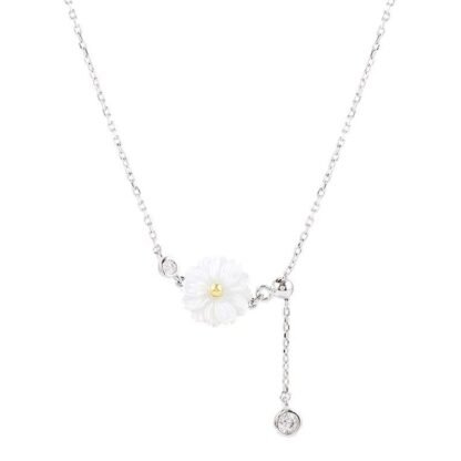 Exprimez votre goût pour les accessoires sophistiqués avec notre collier daisy en argent pour femme, un bijou qui marque les esprits.