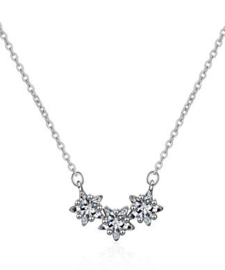 Chaque collier argent femme ras de cou de notre collection est orné de motifs délicats et de finitions impeccables, créant ainsi des pièces uniques et sophistiquées qui reflètent votre style personnel. Que vous recherchiez un collier simple et épuré ou un modèle plus orné avec des détails subtils, notre gamme diversifiée répond à tous les goûts et toutes les occasions.