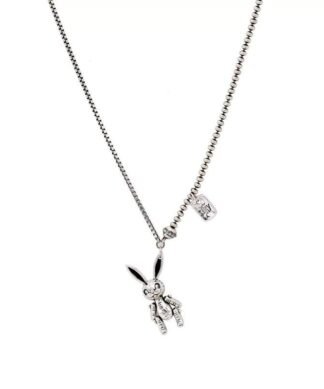 Optez pour la simplicité avec nos colliers lapin en argent sterling 925, des accessoires épurés qui ajoutent une touche de sophistication à votre look.