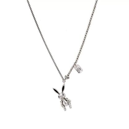 Optez pour la simplicité avec nos colliers lapin en argent sterling 925, des accessoires épurés qui ajoutent une touche de sophistication à votre look.