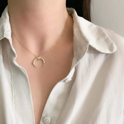 Laissez notre collier lune vous transporter dans un voyage celeste a travers les etoiles et les constellations